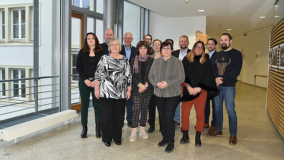 ltlsa/stb Im Flur stehen Landtagsabgeordnete in zwei Reihen nebeneinander.